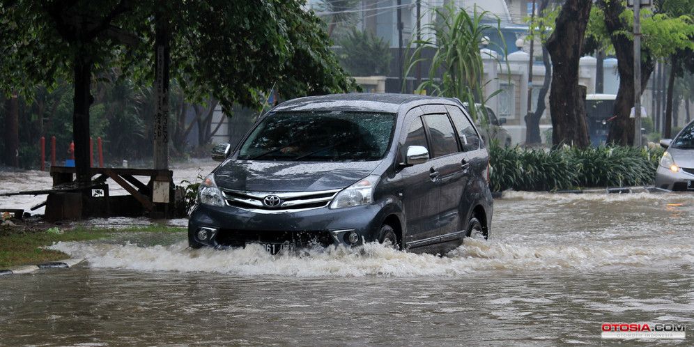 Memastikan Mobil Aman Setelah Banjir, Cek 7 Komponen Penting Ini, Cek Filter Udara Mobil, Periksa Oli Transmisi dan Gardan, Waspadai Oli Mesin Tercampur Air, Pastikan Busi dan Koil Kering, Lindungi ECU dari Kerusakan, Periksa Kondisi Sistem Rem, Jangan Lupakan Kaki-kaki Mobil, Lakukan Pemeriksaan Rutin Pasca-Banjir
