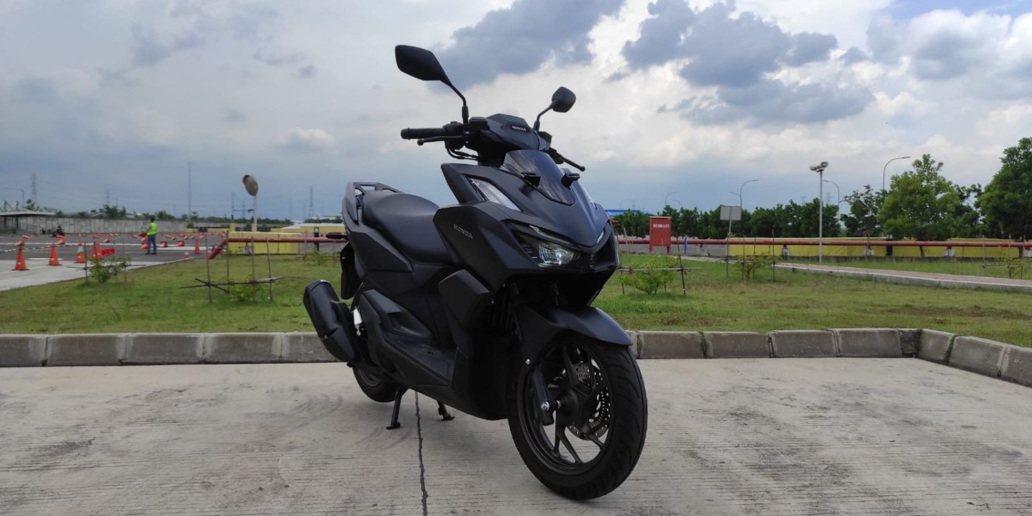8 Langkah Penting Merawat Motor Setelah Terkena Banjir, Cuci Motor untuk Cegah Karat, Periksa dan Ganti Oli Mesin, Keringkan Sistem Kelistrikan Motor, Cek dan Keringkan Filter Udara, Bersihkan dan Lumasi Rantai, Periksa Kondisi Rem Motor, Pastikan Knalpot Kering Total, Periksa Sistem Bahan Bakar