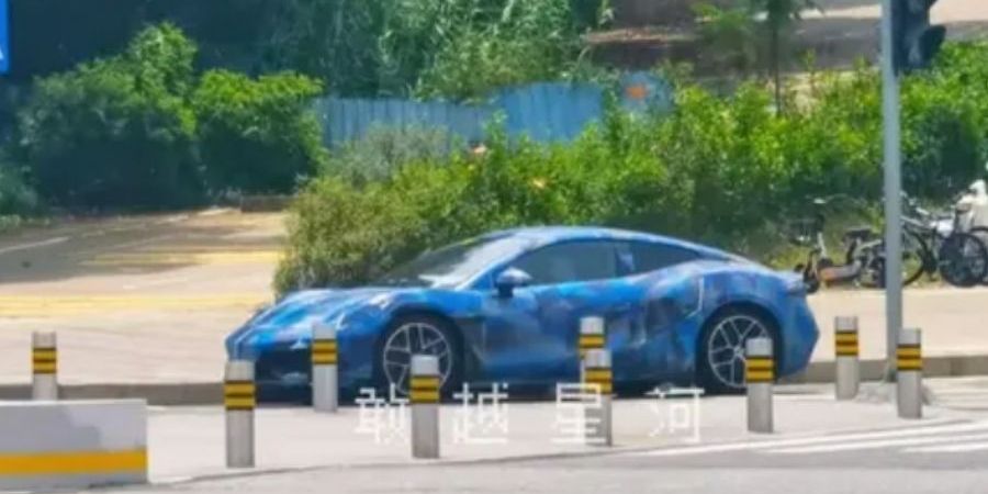 Terungkap! Tampang Denza Z Versi Produksi Mirip Porsche 911, Fitur Unggulan?, Desain Eksterior Denza Z, Perbedaan Detail pada Bumper dan Sayap Belakang, Interior dan Fitur Lain yang Masih Misterius, Persaingan di Pasar Mobil Listrik Premium, Desain Belakang yang Ikonik