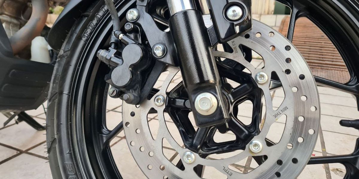 Indikasi Kampas Rem Motor Perlu Diganti: Kenali Tanda-Tandanya!, Suara Decitan Saat Rem Ditekan Tanda Kampas Rem Aus, Laju Motor Sulit Dihentikan Meskipun Rem Sudah Ditekan, Tuas Rem Mengalami Getaran Saat Digunakan, Tuas Rem Perlu Ditekan Lebih Dalam dari Biasanya, Ketebalan Kampas Rem Terlihat Menipis Saat Diperiksa, Kampas Rem Menipis Lebih Cepat pada Motor yang Sering Digunakan, Mengapa Mengganti Kampas Rem Tidak Boleh Ditunda