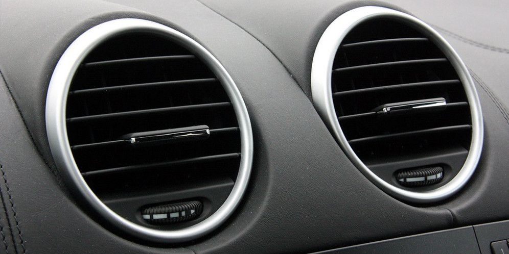 Setelan AC Mobil yang Tepat: Tips Menjaga Kenyamanan Berkendara, Mengapa Setelan AC Mobil yang Tepat Penting untuk Diperhatikan?, Nyalakan AC Saat Mesin Sudah Hangat, Bukan Saat Baru Dihidupkan, Gunakan Suhu Normal, Jangan Terlalu Ekstrem, Manfaatkan Fitur Auto pada AC Mobil, Hindari Menyalakan AC Saat Mobil Masih Terparkir di Tempat Panas, Atur Kecepatan Kipas AC Secara Bertahap
