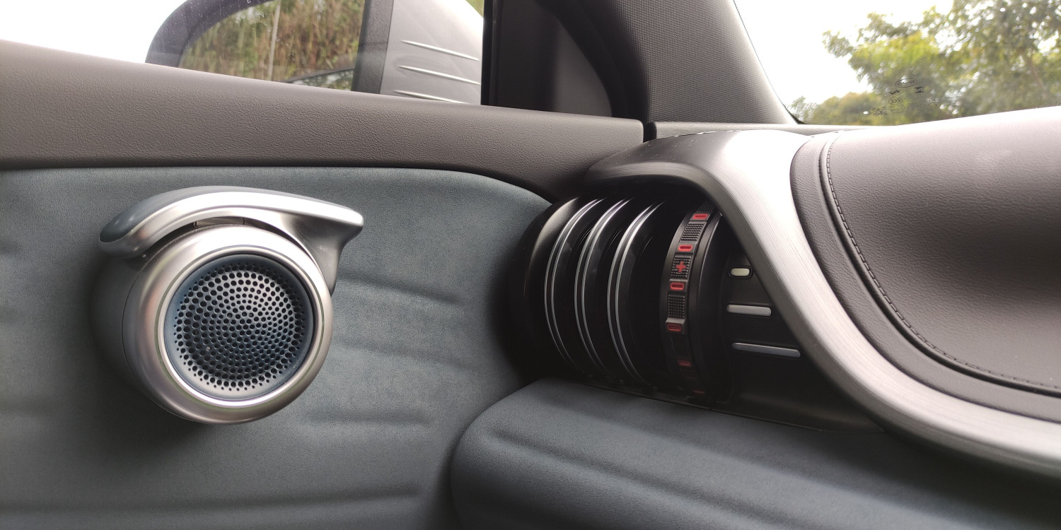 Tips Membersihkan Speaker Mobil agar Suaranya Jernih dan Awet