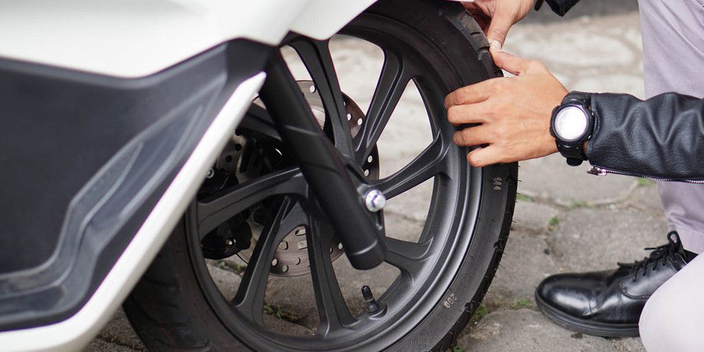 Jenis-Jenis Ban Motor Serta Fungsinya yang Harus Anda Ketahui, Alasan Ban Motor Beragam, Fungsi Utama Ban Motor, Ban Skuter untuk Harian, Ban Sport Touring Jarak Jauh, Ban Dry Racing untuk Lintasan Kering, Ban Wet Racing Saat Jalan Basah, Ban Offroad untuk Medan Berat, Struktur Komponen Ban Motor