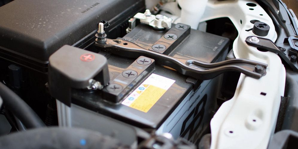 Perbandingan Aki Hybrid dan Aki Kering: Mana yang Lebih Baik untuk Mobil Anda?, Apa Itu Aki Hybrid dan Aki Kering? Ini Perbedaan Dasarnya, Perbandingan Lengkap Aki Hybrid vs Aki Kering dari Segala Aspek, Umur Pakai Aki Hybrid dan Aki Kering: Mana yang Lebih Tahan Lama?, Kelebihan Aki Hybrid: Solusi Tengah yang Efisien?, Kelebihan Aki Kering: Praktis, Tangguh, dan Cocok untuk Mobil Modern, Tips Memilih Aki yang Tepat Sesuai Jenis Kendaraan Anda, Harga Aki Hybrid vs Aki Kering: Bandingkan Sebelum Membeli, Cara Merawat Aki Hybrid dan Aki Kering agar Tahan Lama, Ciri-Ciri Aki Mobil Harus Segera Diganti, Jangan Tunggu Soak, Aki Soak di Tengah Jalan? Ini Langkah Cepat yang Bisa Anda Lakukan