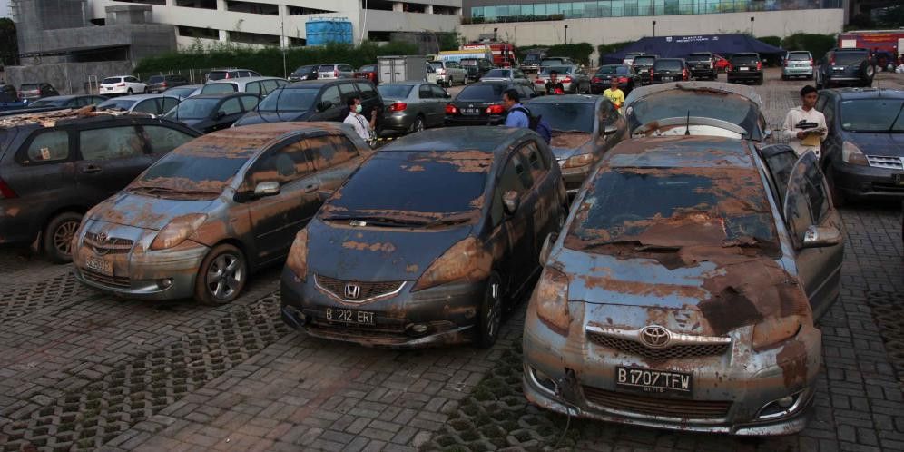 Panduan Merawat Mobil Pribadi Saat Terkena Banjir: 8 Langkah Penting, Jangan Coba Menghidupkan Mesin Saat Mobil Terendam, Matikan Sistem Listrik dan Segera Keringkan Interior, Cek Fungsi Sistem Elektronik Setelah Mobil Kering, Uji Performa Rem Sebelum Digunakan Kembali, Ganti Oli Mesin dan Filter Secara Menyeluruh, Bilas dan Bersihkan Sistem Pendingin Mobil, Periksa Kabel dan Komponen Sistem Kelistrikan, Bersihkan Interior Mobil dan Atasi Bau Lembap