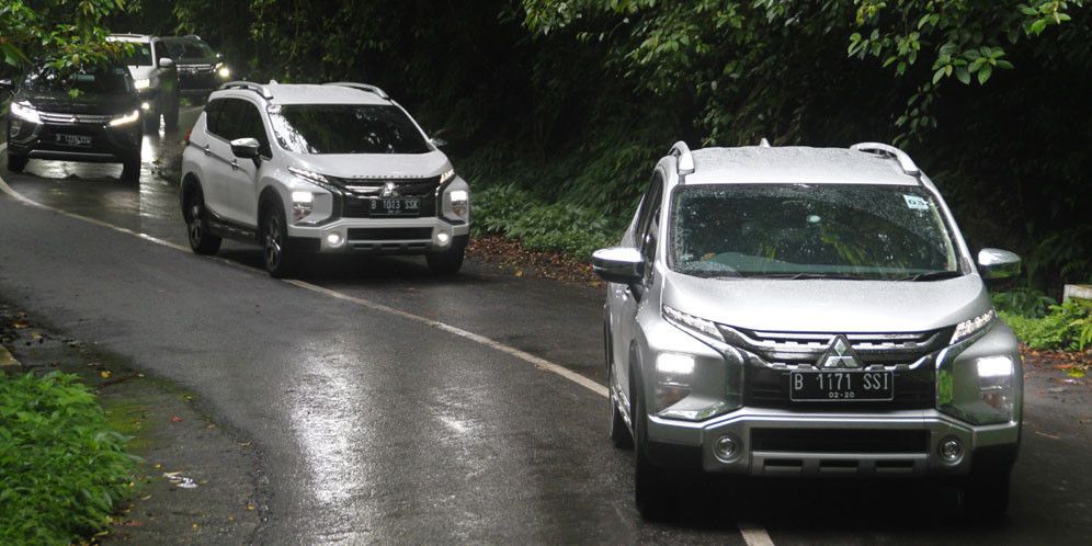 Tips Berkendara Saat Musim Hujan: Aman dan Nyaman di Jalan, Cek Kondisi Ban Sebelum Berangkat, Pastikan Wiper dan Lampu Berfungsi Maksimal, Jaga Jarak Aman dengan Kendaraan Lain, Hindari Genangan Air yang Dalam, Gunakan Kaca Film Berkualitas untuk Kurangi Silau, Rutin Ganti Air Coolant dan Cek Sistem Rem, Hindari Manuver Mendadak dan Kurangi Kecepatan