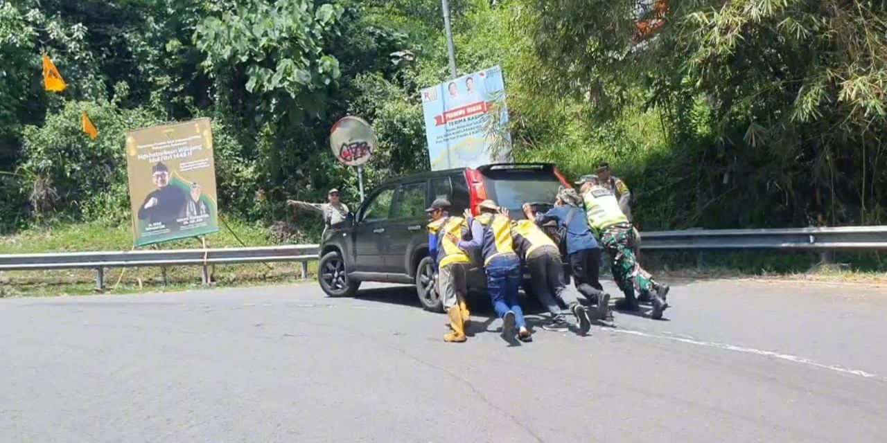 7 Cara Menghindari Mobil Gagal Nanjak yang Wajib Diketahui, 1. Cek Kondisi Mobil Sebelum Menanjak, 2. Pilih Jalur Tanjakan yang Aman dan Sesuai, 3. Jaga Jarak Aman dengan Kendaraan Lain, 4. Gunakan Gigi Rendah untuk Menambah Torsi, 5. Kuasai Teknik Berhenti dan Berangkat di Tanjakan, 6. Hindari Membawa Muatan Berlebih, 7. Gunakan Rem Tangan Sebagai Pengaman Tambahan