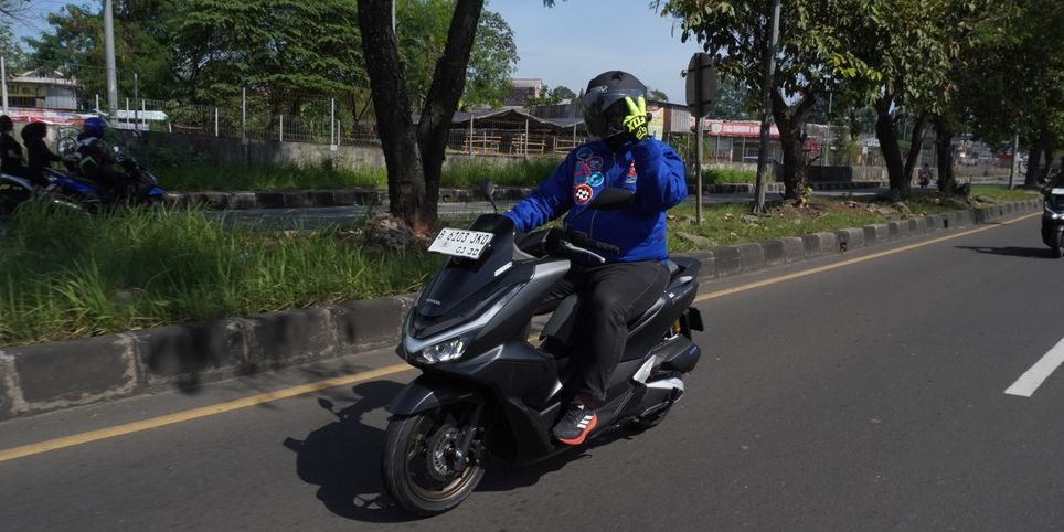 Motor Tetap Prima di Musim Hujan? Simak Tips Perawatannya, Cuci Motor Setelah Terkena Hujan, Cek Tekanan Angin Ban Motor, Perhatikan Sistem Pengereman, Cek dan Lumasi Rantai Motor, Pastikan Kondisi Busi Aman, Hindari Korosi Komponen Logam, Gunakan Pelumas Khusus Musim Hujan, Rutin Cek Sistem Kelistrikan, Simpan Motor di Tempat Kering