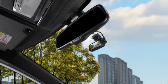 Tips Pemula Mengemudi Mobil dengan Aman Sampai Tujuan, Persiapan Penting Sebelum Menyetir, Teknik Menginjak Pedal yang Benar, Kontrol Setir Saat Berbelok, Perhatikan Blind Spot Sejak Awal, Bijak Menggunakan Sein dan Klakson, Fokus Menyapu Pandangan ke Sekitar, Pilih Lokasi Latihan yang Aman, Tips Saat Menyetir di Jalan Umum