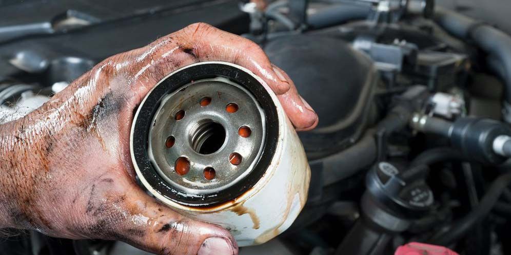 Filter Oli Terbuat dari Bahan Apa? Simak Di Sini!, Kenapa Penting Mengetahui Bahan Filter Oli Mobil?, Filter Oli Terbuat dari Kertas Saring Berkualitas Tinggi, Penggunaan Serat Sintetis pada Filter Oli Modern, Kerangka Filter Oli: Terbuat dari Logam atau Plastik Kuat, Peran Karet Seal: Komponen Kecil, Fungsi Vital, Efisiensi Penyaringan: Mengapa Material Berkualitas Itu Penting?, Kompatibilitas Filter Oli Berdasarkan Material dan Desain, Faktor Mesin Tua: Pilihan Bahan Filter yang Lebih Tangguh, Seberapa Sering Filter Oli Harus Diganti Berdasarkan Bahan?