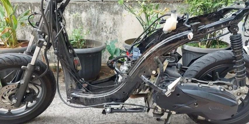 Karat pada Rangka Motor: Penyebab, Pencegahan, dan Cara Mengatasinya, Kenapa Rangka Motor Bisa Berkarat? Ini Penyebab Umumnya, Bahaya Karat pada Rangka Motor bagi Keselamatan, Cuci Motor Rutin: Langkah Sederhana tapi Ampuh Cegah Karat, Beban Berlebih Bisa Picu Karat? Ini Penjelasannya, Area Tersembunyi Sering Terlupa, Padahal Rentan Berkarat, Setelah Hujan, Jangan Biarkan Motor Basah Terlalu Lama, Karat Sudah Muncul? Ini Cara Menghilangkannya, Pengelasan dan Pelapisan Ulang: Solusi untuk Rangka yang Sudah Rusak, Rekomendasi Produk Penghilang Karat untuk Rangka Motor, Simpan Motor dengan Benar agar Terhindar dari Karat, Gunakan Pelapis Anti Karat untuk Perlindungan Ekstra, Jangan Tunda Perawatan! Tangani Karat Sejak Awal
