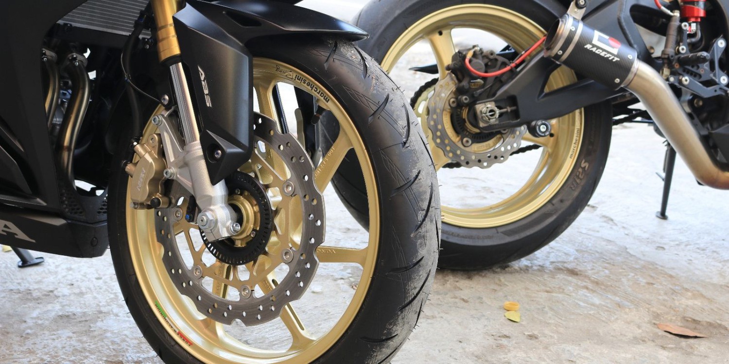 Bahaya Velg Motor Retak! Penyebab dan Cara Mengatasinya, Apa Itu Velg Motor Retak dan Mengapa Harus Diwaspadai?, Ini Bahayanya Jika Velg Motor Retak dan Dibiarkan, Tekanan Udara Ban Bisa Hilang Perlahan Tanpa Disadari, Ban Motor Rusak Lebih Cepat Akibat Retakan Velg, Velg Bisa Pecah Tiba-Tiba saat Digunakan, Risiko Kecelakaan Meningkat Drastis karena Velg Retak, Penyebab Umum Velg Motor Retak yang Sering Terjadi, Melewati Jalan Rusak dengan Cepat Bisa Meretakkan Velg, Tekanan Udara Ban Rendah, Velg Jadi Korban Utama, Langkah Awal: Cara Identifikasi Retakan pada Velg Motor, Perbaikan Mandiri Velg Motor Retak dengan Lem Logam, Bawa ke Bengkel Jika Retakan Velg Sudah Parah, Waktunya Ganti: Saat Velg Retak Sudah Tidak Bisa Diselamatkan, Tips Penting Mencegah Velg Motor Retak Kembali, Jaga Tekanan Ban: Kunci Umur Panjang Velg, Kurangi Kecepatan di Jalan Rusak untuk Lindungi Velg, Rutin Bersihkan dan Periksa Velg agar Tak Retak Diam-diam