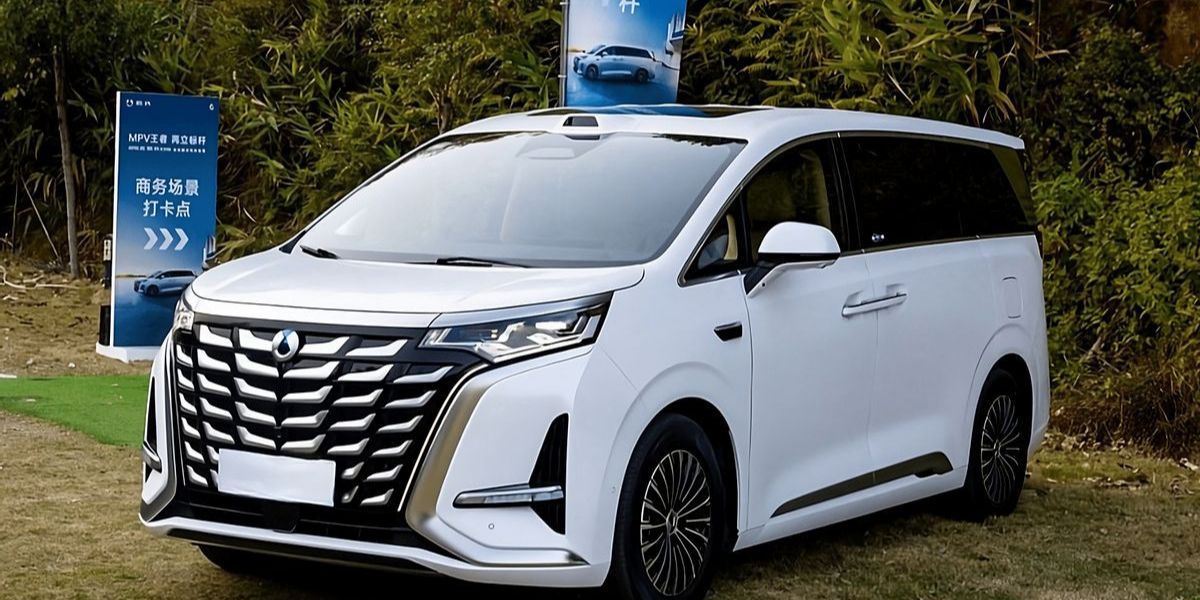 Tips Meninggalkan Mobil Listrik di Rumah dengan Aman: Jaga Baterai dan Sistem Elektronik, Jangan Biarkan Baterai Mobil Listrik Penuh atau Kosong Saat Ditinggal, Matikan Semua Sistem Elektronik Agar Daya Tidak Terkuras, Parkir Mobil Listrik di Lokasi yang Aman dan Terlindung, Gunakan Car Cover Berkualitas untuk Perlindungan Ekstra, Aktifkan Storage Mode atau Long-Term Parking Mode, Cek dan Stabilkan Tekanan Ban Sebelum Mobil Ditinggal, Cabut Semua Perangkat Tambahan dan Charger, Hindari Parkir Dekat Sumber Panas dan Kelembapan, Jadwalkan Pengecekan Rutin Jika Mobil Ditinggal Lebih dari Dua Minggu