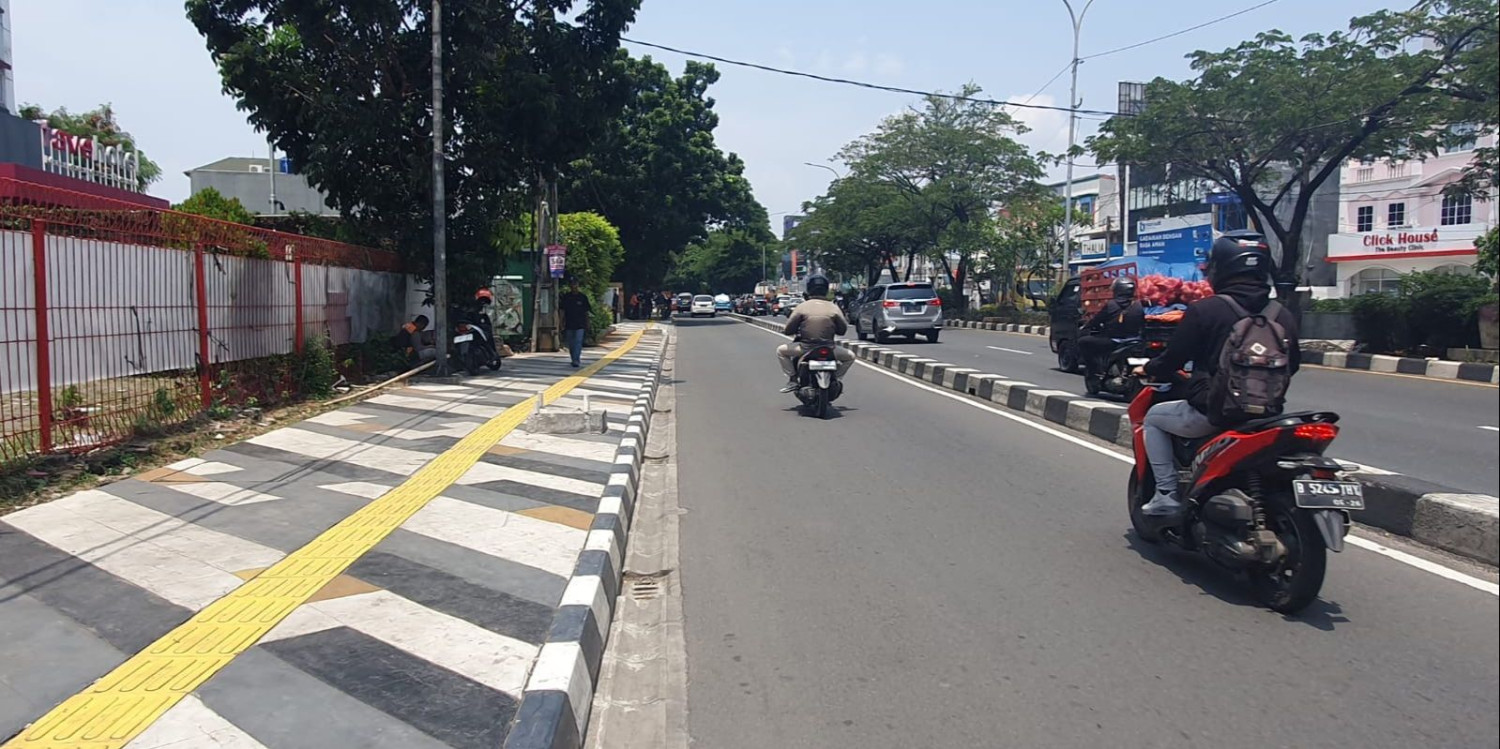 Tips Mendahului atau Menyalip Kendaraan yang Benar untuk Keselamatan Berkendara, Pentingnya Memahami Tips Menyalip Kendaraan yang Benar, Menyalip dari Kanan: Aturan Wajib Sesuai Undang-Undang, Syarat Menyalip yang Aman: Jarak Pandang dan Ruang Salip, Menyalip dari Kiri Hanya Boleh dalam Kondisi Tertentu, Dilarang Menyalip Saat Kendaraan Depan Memberi Isyarat, Prioritaskan Kendaraan Menanjak di Jalanan Curam, Hindari Menyalip di Tikungan, Jembatan, dan Tanjakan, Pastikan Kendaraan Tidak Menyalip Beruntun, Gunakan Lampu Sein dan Klakson Sebelum Menyalip, Hindari Menyalip Saat Jalan Licin atau Hujan
