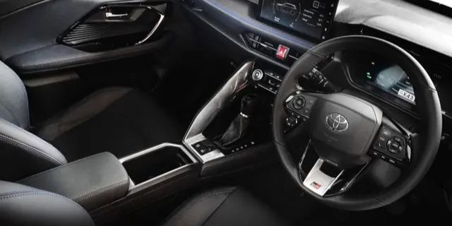 Perempuan Karier Wajib Tahu: 7 Barang Esensial yang Harus Ada di Mobil, Sepatu Ganti yang Selalu Siap, Blazer untuk Tampil Instan Formal, Make-Up Simpel Penyelamat Penampilan, Charger Gadget Tak Boleh Ketinggalan, Kaca Mata Hitam Penangkal Silau, Camilan Sehat Penunda Lapar, Bantal untuk Rehat Singkat, Mobil sebagai Ruang Produktivitas