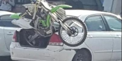Berkendara Dengan Banyak Muatan: Bahaya dan Tips Aman di Jalan, Mengapa Mobil Tidak Boleh Membawa Muatan Berlebih?, Ditilang Polisi Akibat Muatan Berlebihan? Ini Aturannya!, Efek Muatan Berat: Konsumsi Bahan Bakar Jadi Lebih Boros, Waspadai Risiko Ban Mobil Meledak Saat Perjalanan, Mobil Limbung Saat Berbelok? Ini Bahayanya di Tikungan, Akselerasi Mobil Jadi Lemot? Beban Berlebih Penyebabnya, Muatan Berlebih Bisa Merusak Suspensi Mobil, Risiko Mengemudi di Jalan Tanjakan atau Turunan Saat Mobil Penuh Muatan, Tips Aman Mengatur Barang Bawaan Saat Perjalanan Jauh