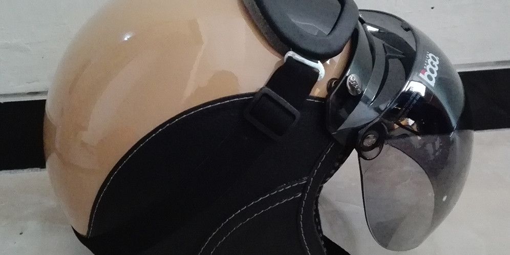 Tips Memilih Helm yang Nyaman Dikenakan untuk Keselamatan Berkendara, Kenapa Memilih Helm yang Tepat Sangat Penting?, Ukuran Helm Harus Pas, Bukan Sekadar Muat, Ciri-Ciri Helm yang Memenuhi Standar SNI, Kenali Jenis Helm: Half Face vs Full Face, Helm Mahal Belum Tentu Nyaman, Ini yang Perlu Diperhatikan, Jangan Abaikan Material Busa dan Pelapis Bagian Dalam, Tips Memilih Helm yang Nyaman untuk Berkendara Jarak Jauh, Tanda-Tanda Helm Harus Diganti Meskipun Masih Utuh