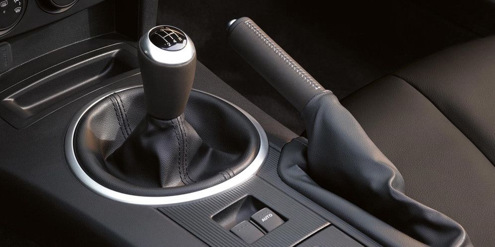 6 Cara Menggunakan Rem Tangan Mobil Manual dengan Aman dan Efektif, Mengapa Rem Tangan Mobil Manual Wajib Dipahami Setiap Pengemudi?, [1] Teknik Parkir Aman di Semua Medan dengan Rem Tangan Mobil Manual, [2] Cara Menghidupkan Mobil Manual dengan Aman Saat Rem Tangan Aktif, [3] Teknik Menggunakan Rem Tangan di Tanjakan dan Turunan, [4] Gunakan Rem Tangan Saat Berhenti Sementara agar Tidak Cepat Lelah, [5] Manuver Ekstrem: Penggunaan Rem Tangan untuk Handbrake Turn, [6] Cara Merawat Rem Tangan Mobil Manual agar Tetap Optimal, Tips Tambahan agar Penggunaan Rem Tangan Mobil Manual Lebih Efisien