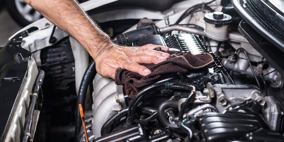 5 Penyebab Mesin Overheat yang Wajib Diwaspadai untuk Kendaraan Anda, 1. Cairan Pendingin Kering: Masalah Sepele yang Bisa Berujung Fatal, 2. Kipas Pendingin Elektrik Tidak Menyala: Dua Kemungkinan Penyebabnya, 3. Termostat Menutup: Penyebab Tersembunyi Saat Melaju Kencang, 4. Tali Kipas Rusak: Masalah Klasik pada Kendaraan Model Lama, 5. Radiator Tersumbat: Efek Akumulasi dari Perjalanan Jauh, 6. Oli Mesin yang Kurang atau Kualitasnya Menurun, 7. Perhatikan Lampu Indikator Temperatur Sebelum Terlambat, 8. Pemakaian AC Berlebih di Saat Mesin Panas, 9. Beban Muatan Terlalu Berat Bisa Membuat Mesin Kewalahan, 10. Penggunaan Air Biasa sebagai Coolant: Murah Tapi Berisiko