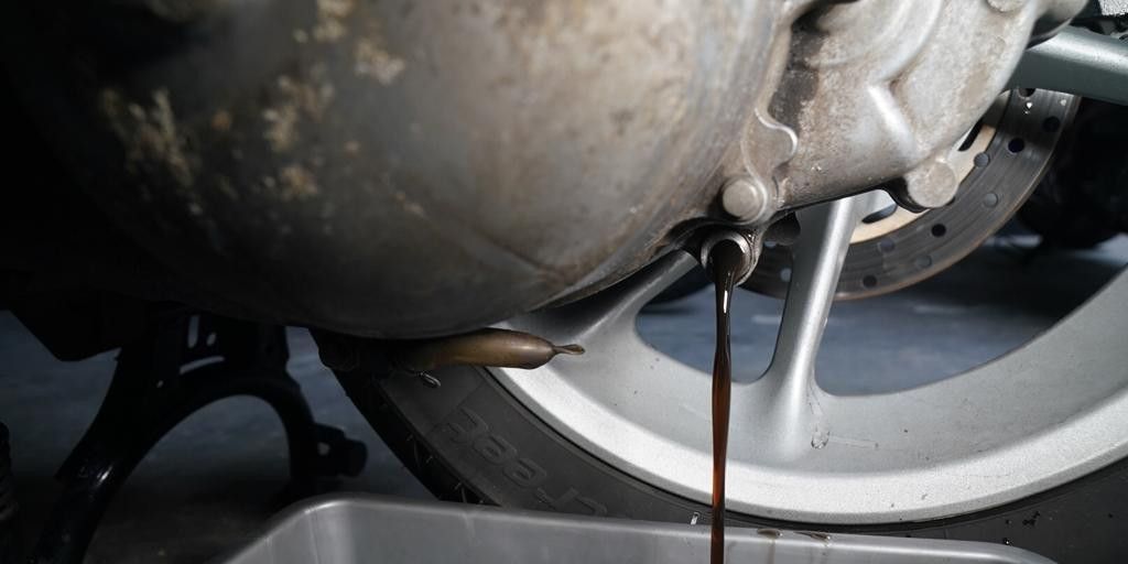 Kapan Harus Mengganti Oli Gearbox (Gardan) Motor Matic? Ciri-Cirinya!, Apa Itu Oli Gearbox Motor Matic dan Mengapa Penting?, Kenali Perbedaan Oli Mesin dan Oli Gardan pada Motor Matic, Jenis-Jenis Oli Gearbox: Base Oil vs Synthetic Oil, Kapan Waktu Ideal Mengganti Oli Gardan Berdasarkan Jadwal Servis?, Tanda-Tanda Oli Gardan Harus Segera Diganti, Faktor Pemicu Oli Cepat Rusak atau Habis, Cara Memilih Oli Gearbox yang Tepat Sesuai Motor Anda, Perhatikan Viskositas dan Kandungan Aditif Oli Gardan, Kenapa Banyak Orang Melupakan Penggantian Oli Gearbox?