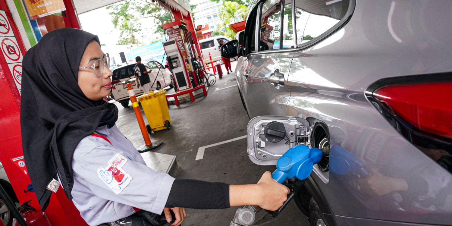Awas! Ini Hal yang Wajib Dihindari Saat Mengisi Bahan Bakar, Bahaya Mengisi BBM Tanpa Matikan Mesin, Risiko Merokok di Area SPBU, Mengapa Ponsel Dilarang Saat Isi BBM, Bahaya Mengisi Daya Ponsel di Mobil, Efek Buruk Mengisi BBM Terlalu Penuh, Waspadai Uap Bensin, Pentingnya Patuhi Prosedur SPBU