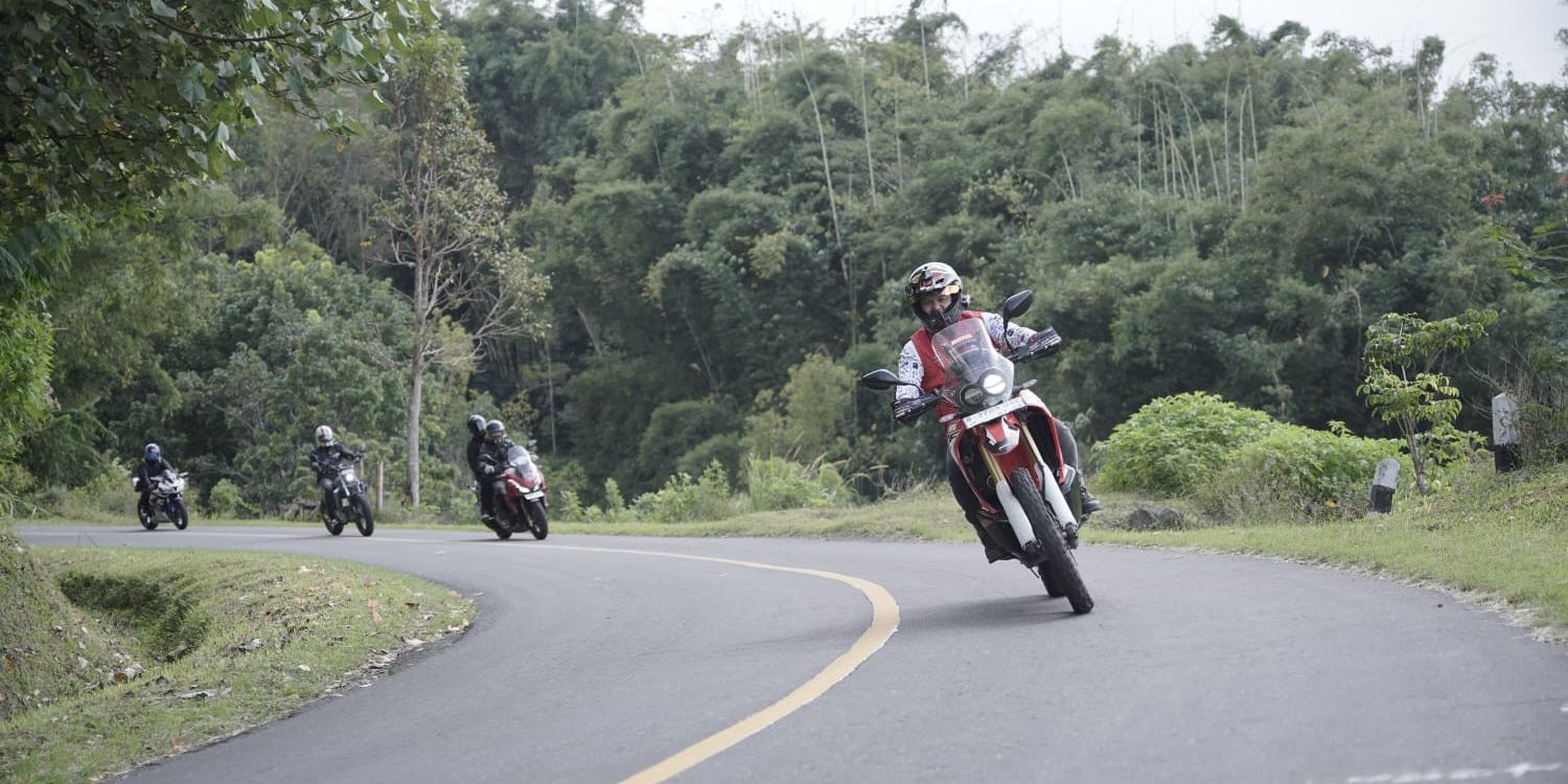 Tips dan Trik Touring Motor yang Aman dan Menyenangkan untuk Petualangan Seru, Persiapan Touring Motor: Langkah Awal Menuju Perjalanan Aman, Cek Dokumen Sebelum Gas! Ini yang Wajib Dibawa, Helm Full Face dan Gear Berkendara: Perisai Utama di Jalan Raya, Jangan Lupa Power Bank dan GPS: Navigasi Jadi Lebih Cerdas, Menentukan Rute Touring: Aman, Indah, dan Efisien, Titik Istirahat &amp; Isi BBM: Jangan Anggap Remeh Pit Stop, Jas Hujan &amp; Kesiapan Cuaca: Touring Tak Terbatas Musim, Tips Safety Riding: Kecepatan Stabil, Fokus Maksimal, Nutrisi dan Hidrasi Saat Touring: Kecil Tapi Vital, Dokumentasi Touring: Potret Momen, Nikmati Perjalanan, Gabung Komunitas Motor di Rute: Teman Touring, Teman Bertukar Info