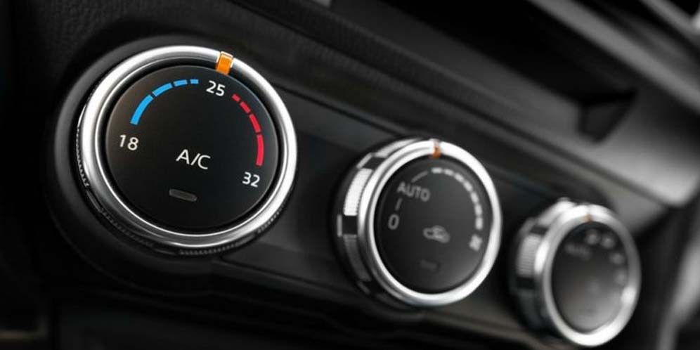 Sebab AC Mobil Tidak Dingin dan Hanya Mengeluarkan Hawa Panas, Bikin Perjalanan Tak Nyaman, Freon Habis: Sumber Utama AC Tidak Dingin, Kondensor Kotor, Udara Tak Kunjung Sejuk, Kompresor Rusak: Jantung AC yang Terganggu, Extra Fan Tidak Menyala, Proses Pendinginan Gagal, Tekanan Freon Terlalu Tinggi: Efek Samping dari Pengisian Oli Berlebih, Evaporator Tersumbat: Debu Jadi Musuh Utama, Fan Belt Putus atau Aus: Putaran Mesin Tidak Sampai ke Kompresor, Thermistor Rusak, AC Terus Menyala Tanpa Kendali, Saluran Pembuangan Tersumbat, Dasbor Jadi Lembap, Volume Oli Kompresor Berlebih: Pendinginan Tidak Maksimal, Kabel atau Konektor Rusak, Listrik Tidak Tersalur, Gangguan Sistem Kelistrikan: Sekering dan Relay Wajib Dicek, Mesin Overheat, Kinerja AC Menurun Drastis, Celah Centerpiece Terlalu Lebar: Kopling Magnetik Tidak Efektif, Filter AC Kotor: Sirkulasi Tersendat, Udara Tidak Sejuk