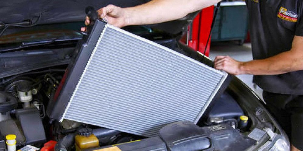 5 Langkah Mudah Merawat Sistem Pendingin Mobil Anda untuk Mencegah Overheat, Apa Itu Sistem Pendingin Mobil dan Mengapa Penting Dirawat?, [1] Periksa Filter Udara Secara Berkala, [2] Hindari Overheat dengan Parkir di Tempat Teduh, [3] Pentingnya Cek Cairan Radiator Sebelum Berkendara, [4] Hubungan Langsung Antara Sistem Pendingin dan AC Mobil, [5] Servis Berkala: Kunci Utama Umur Panjang Sistem Pendingin, Tanda-Tanda Sistem Pendingin Mobil Anda Bermasalah, Jenis Cairan Coolant yang Direkomendasikan untuk Mobil Modern, Komponen Sistem Pendingin Mobil dan Fungsinya