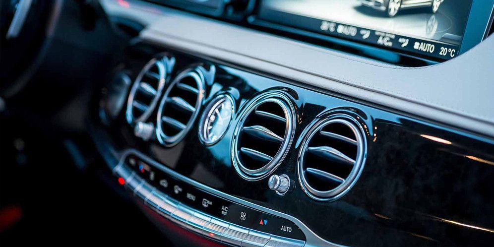 AC Mobil Dingin Sebelah: Ini Penyebab dan Solusinya yang Perlu Diketahui, Kenapa AC Mobil Dingin Sebelah? Ini Penjelasan Teknisnya, Waspadai Kebocoran pada Sistem Refrigerasi, Kompresor Lemah Bisa Jadi Biang Kerok, Periksa Sistem Distribusi Udara dalam Kabin Mobil, Evaporator atau Kondensor Tersumbat? Ini Dampaknya, Jangan Abaikan Sensor dan Sakelar Suhu, Solusi Cepat: Deteksi dan Atasi Kebocoran Refrigeran, Lakukan Servis atau Penggantian Kompresor, Cek dan Ganti Komponen Distribusi Udara Jika Diperlukan, Servis Evaporator dan Kondensor Secara Berkala, Kalibrasi Ulang Sistem Kontrol Temperatur