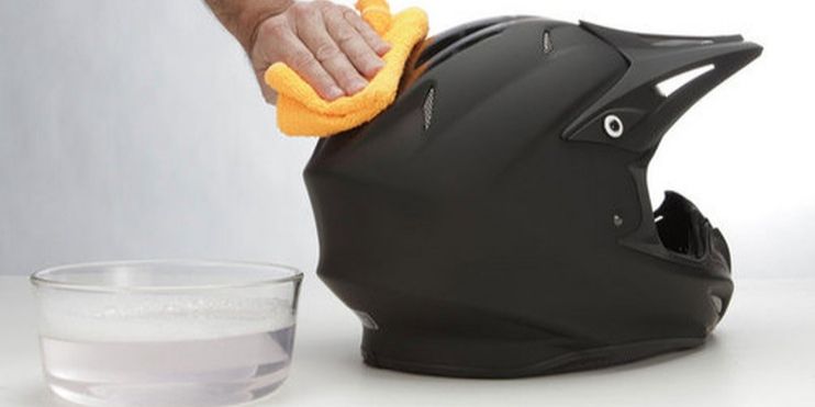 Cara Cuci Helm yang Benar: Bikin Bersih dan Bebas Bau!, Kenapa Helm Harus Dicuci Secara Rutin?, Persiapan Penting Sebelum Mencuci Helm di Rumah, Cara Melepas Komponen Helm dengan Aman, Cara Membersihkan Bagian Luar Helm Tanpa Merusak Cat, Teknik Mencuci Busa Helm agar Tidak Cepat Rusak, Tips Membersihkan Visor agar Tetap Jernih dan Anti-Buram, Proses Pengeringan yang Tepat untuk Menghindari Jamur, Rekomendasi Pewangi dan Perawatan Harian agar Helm Selalu Segar, Seberapa Sering Helm Harus Dicuci Secara Total?