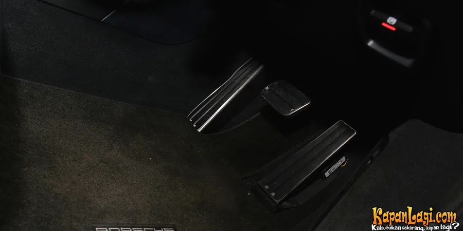 Alasan Wajib Injak Pedal Rem Saat Menyalakan Mesin Mobil Matik, Kenapa Harus Injak Pedal Rem Saat Menyalakan Mesin Mobil Matik?, Risiko Tidak Injak Pedal Rem Saat Starter Mobil Otomatis, Peran Rem Parkir Saat Menyalakan Mobil Matik, Pastikan Tuas Transmisi Berada di Posisi P (Parkir), Tahapan Menyalakan Mobil Matik yang Aman Bagi Pemula, Injak Pedal Rem Saat Memindahkan Tuas Transmisi, Mengenal Fungsi dan Posisi Kode Transmisi Mobil Matik, Kesalahan Umum Pengemudi Pemula Saat Menyalakan Mobil Matik, Sistem Keamanan Mobil Modern yang Terkait dengan Pedal Rem