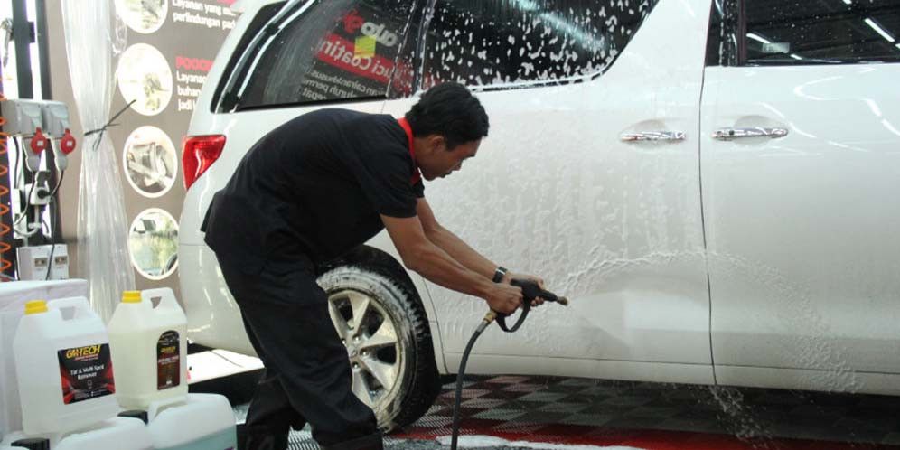 Perhatikan Hal ini Saat Mencuci Mobil Agar Tidak Rusak, Waktu Terbaik untuk Mencuci Mobil, Pilihan Sabun Terbaik untuk Mobil, Hindari Mencuci di Tempat Terbuka, Teknik Menggosok yang Aman, Cara Mengeringkan Mobil Tanpa Risiko, Bahaya Menunda Mencuci Mobil Kotor, Mengapa Spons Harus Digunakan Benar, Rekomendasi Produk Pencuci Mobil