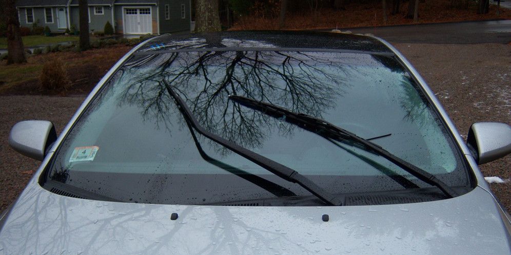 Pentingnya Air Wiper Mobil dan Cara Menggunakannya dengan Benar, Fungsi Penting Air Wiper, Persiapan Sebelum Menyalakan Air Wiper, Aktifkan Sistem Kelistrikan Mobil, Temukan Letak Tuas Pengendali, Cara Menyemprotkan Air Wiper, Ulangi Proses Bila Diperlukan, Periksa dan Rawat Bilah Wiper, Waktu Tepat Ganti Bilah Wiper, Ganti Cairan Wiper Berkala, Servis Wiper di Bengkel Tepercaya