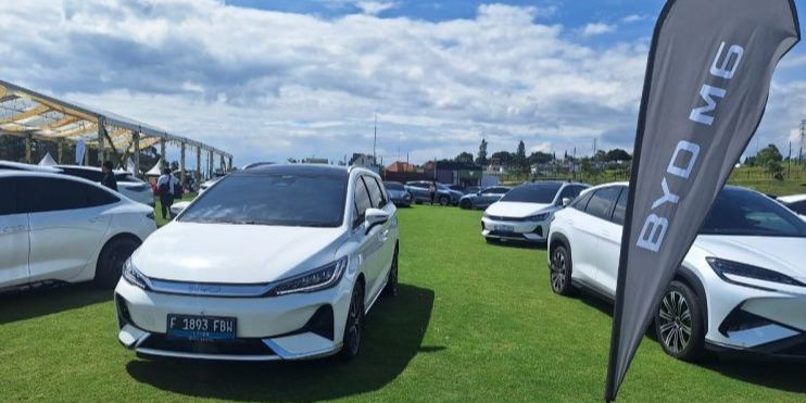 Pengalaman Memakai Mobil Listrik di Indonesia, Dari Wuling AirEV ke BYD M6, Biaya Bulanan Menggunakan Wuling AirEV, Kendala dalam Penggunaan Mobil Listrik, Kebutuhan Mobil 3 Baris Seperti BYD M6, Tren Mobil Listrik di Lingkungan Kerja, Pembangunan Infrastruktur SPKLU