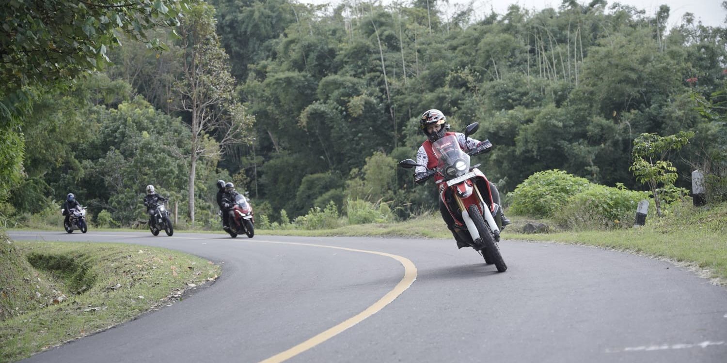 Rekomendasi Motor untuk Touring, Pilihan Terbaik untuk Petualangan Anda, Motor Sport/Adventure Touring, Motor Matic Touring, Motor Adventure Touring (Kelas Lebih Tinggi), Pertimbangan Saat Memilih Motor Touring