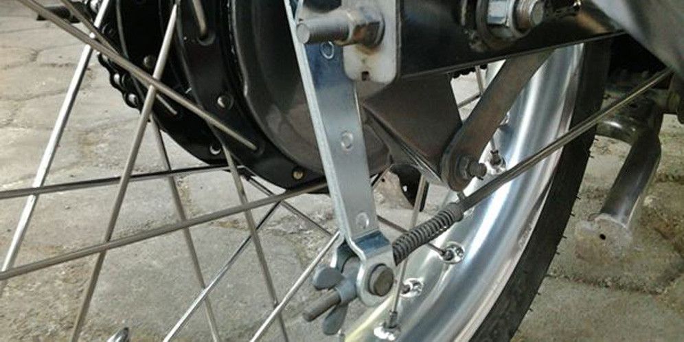 9 Komponen Rem Tromol Sepeda Motor dan Fungsinya yang Perlu Diketahui, Apa Itu Rem Tromol dan Mengapa Masih Digunakan?, Komponen Rem Tromol: Mengenal Fungsi Brake Pedal, Kampas Rem: Kunci Pengereman yang Aman, Brake Shoe: Penyangga Kampas dalam Sistem Tromol, Brake Cam dan Tuas Penggerak: Penggerak Sepatu Rem, Return Spring: Penarik Kembali Sepatu Rem, Fungsi Brake Cam Lever dalam Menekan Kampas Rem, Anchor / Pivot Pin: Penjaga Kestabilan Sepatu Rem, Brake Drum: Pusat Gesekan dalam Rem Tromol, Cara Kerja Sistem Rem Tromol dari Awal Hingga Akhir, Tips Merawat Komponen Rem Tromol Agar Tetap Optimal