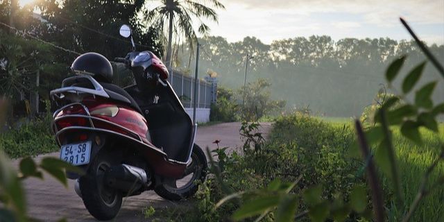 Penyebab Dashboard Motor Kusam: Kenali Agar Tak Terulang, 1. Paparan Sinar Matahari Langsung, 2. Teknik Pembersihan yang Salah, 3. Dampak Polusi Udara, 4. Tumpahan Cairan Pewangi, 5. Usia dan Pemakaian Motor, 6. Debu dan Kotoran yang Menumpuk