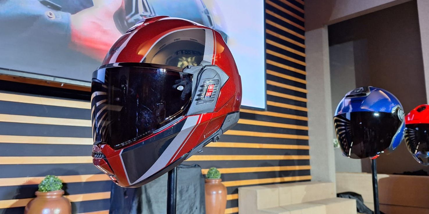 7 Tips Memilih Helm Motor yang Aman dan Nyaman untuk Keselamatan Berkendara, 1. Pilih Jenis Helm Motor Sesuai Kebutuhan Berkendara, 2. Pastikan Helm Memiliki Sertifikasi SNI untuk Perlindungan Optimal, 3. Ukur Kepala dengan Tepat untuk Menemukan Ukuran Helm yang Pas, 4. Kualitas Busa Helm: Kunci Kenyamanan dan Perlindungan Kepala, 5. Sistem Pengait Helm: Pastikan Keamanan Saat Berkendara, 6. Ventilasi dan Kaca Pelindung: Faktor Penunjang Kenyamanan Berkendara, 7. Coba Helm Secara Langsung: Pastikan Helm Pas dan Nyaman di Kepala, 8. Hindari Helm Murah tanpa Standar: Risiko Perlindungan yang Tidak Terjamin, 9. Sesuaikan Pilihan Helm dengan Kondisi Cuaca dan Durasi Perjalanan