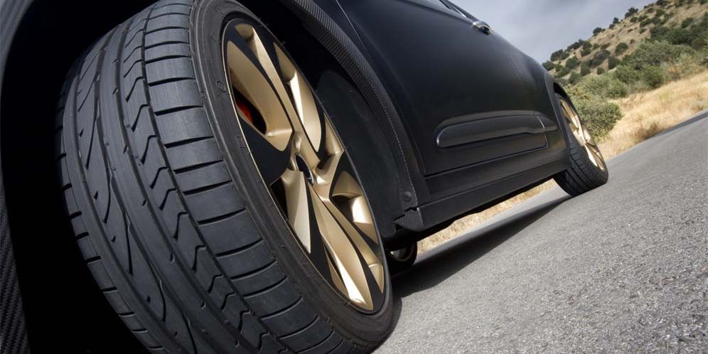 10 Tips Merawat Ban Tubeless Agar Awet dan Optimal, 1. Kenali Tekanan Angin Ideal untuk Ban Tubeless, 2. Rutin Periksa Permukaan dan Bahu Ban, 3. Waspadai Tanda-Tanda Keausan Ban, 4. Hindari Jalanan Rusak dan Berlubang, 5. Jangan Bawa Beban Berlebih, 6. Lakukan Rotasi Ban Secara Berkala, 7. Periksa Kondisi Pentil dan Tutupnya, 8. Hindari Parkir Terlalu Lama di Permukaan Kasar, 9. Gunakan Nitrogen jika Memungkinkan, 10. Gunakan Ban Sesuai Spesifikasi dan Musim