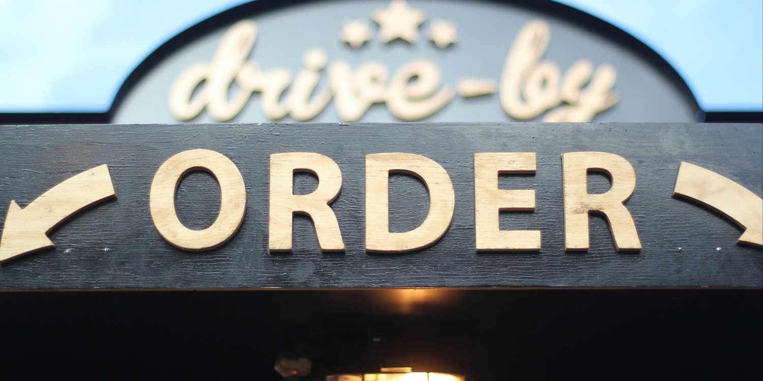 Drive Thru: Layanan Tanpa Turun yang Makin Populer di Indonesia, Apa Itu Layanan Drive Thru atau Lantatur?, Sejarah Singkat Perkembangan Drive Thru di Dunia dan Indonesia, Cara Kerja Layanan Lantatur: Dari Restoran hingga Kantor Pemerintahan, Restoran Cepat Saji: Pelopor dan Penyebar Layanan Drive Thru di Indonesia, Drive Thru di Dunia Kesehatan: Tes COVID-19 hingga Vaksinasi, Layanan Perbankan dan Keuangan Tanpa Turun dari Mobil, Lantatur di Instansi Pemerintah: Perpanjangan SIM hingga Pembayaran Pajak, Kelebihan Layanan Drive Thru yang Menjawab Kebutuhan Masyarakat Modern, Kekurangan Drive Thru yang Perlu Diperhatikan Sebelum Menggunakannya, Masa Depan Layanan Drive Thru: Inovasi yang Terus Berkembang