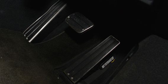 Faktor Penyebab Rem Mobil Tidak Pakem dan Cara Mengatasinya, Kenapa Rem Mobil Tidak Pakem? Ini Penyebab Umumnya, Kampas Rem Tipis: Penyebab Utama Rem Tidak Responsif, Kaliper Rem Macet Bisa Ganggu Performa Pengereman, Minyak Rem Berkurang atau Bocor? Ini Dampaknya, Booster Rem Bermasalah: Tanda dan Solusinya, Rem Tidak Pakem Saat Hujan? Cek Permukaan Gesek Rem, Kotoran di Minyak Rem Bisa Sebabkan Rem Mampet, Periksa Cakram dan Tromol: Dua Komponen Vital Rem Mobil, Cara Mengatasi Rem Mobil Tidak Pakem secara Bertahap, Jangan Lupa Periksa Rem Tangan Mobil Anda, Kapan Harus Servis Sistem Rem Mobil?