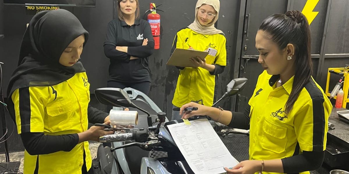 Jarang Terungkap, Inilah Alasan Perempuan Diandalkan di Bengkel Motor Art N’ Speed, 1. Ketika Perempuan Menjadi Ujung Tombak Layanan Bengkel, Tantangan dan Pembelajaran dari Latar Belakang Non-Otomotif, Belajar Teknis dari Nol dan Jadi Andalan Pelanggan, Adaptasi Cepat dan Kontribusi Nyata dari Tim Baru, Komitmen Inklusif ANS dan Kesempatan Karier Perempuan