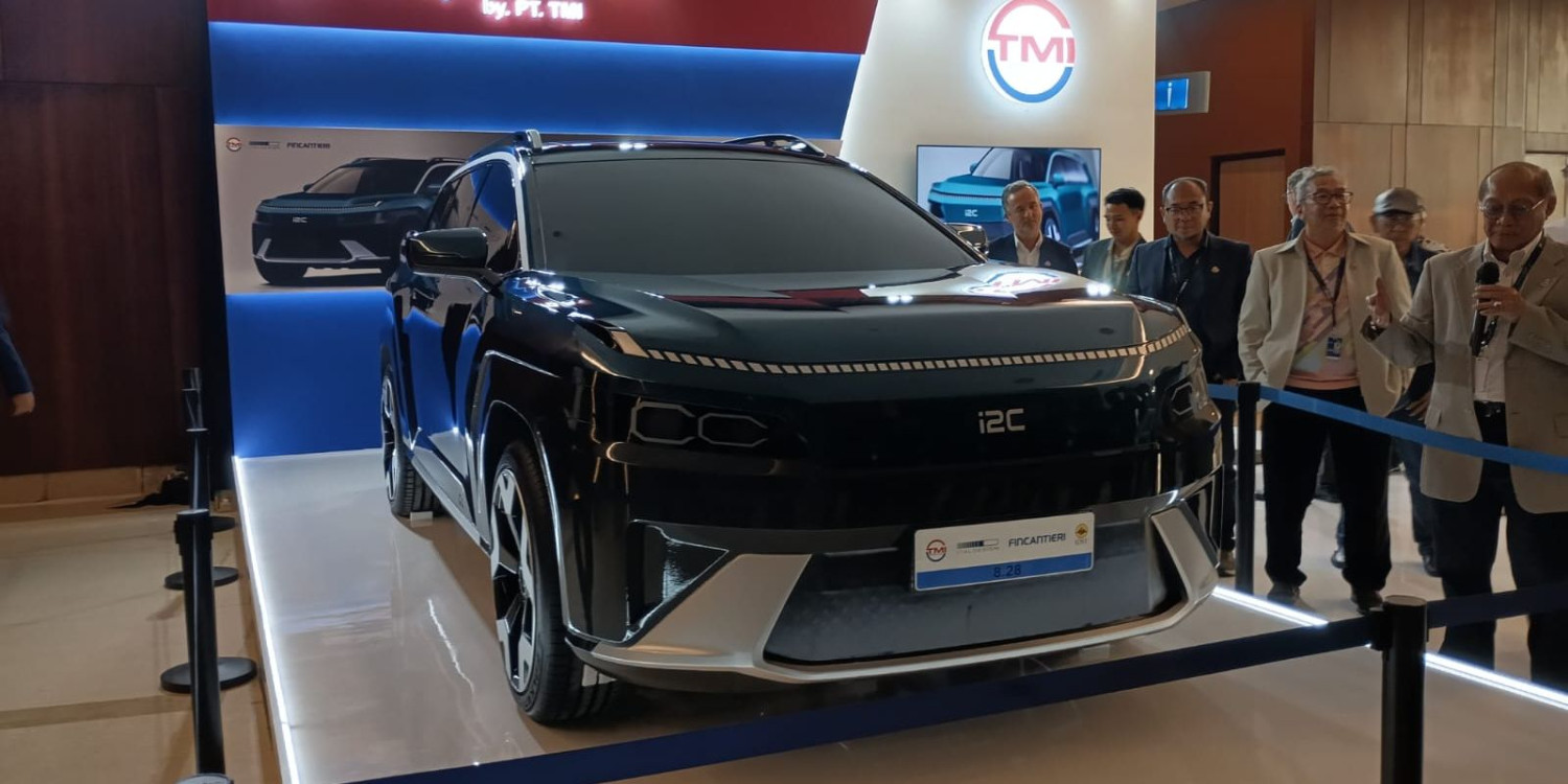 Mobil Listrik i2C Buatan Anak Bangsa Debut di GIIAS 2025, Apa Makna Simbol Garuda di Desainnya?, 1. Kolaborasi TMI x Italdesign: Dari Visi Nasional Menuju Desain Global, 2. Identitas Lokal dalam Detail Desain: Garuda dan Batik di Mobil Listrik, 3. Konsep Autentik dan Spiritual yang Membangun Citra TMI, 4. Clay Model Skala 1:1: Menyentuh Masa Depan secara Nyata, 5. Arah Masa Depan: Mobil Listrik Buatan Indonesia yang Autentik dan Global