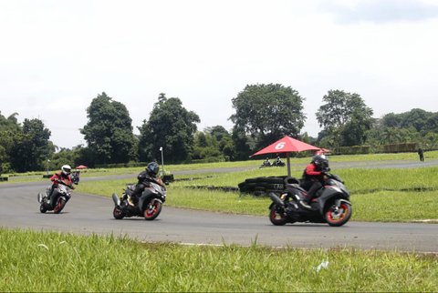 Pengujian Teknologi YECVT Pada Yamaha Aerox Alpha di Lintasan Pendek, Begini Hasilnya!, Yamaha Aerox Alpha Turbo dengan Teknologi YECVT, Stabilitas Maksimal dengan Varian CyberCity, Pengalaman Berkendara dengan Varian Standar, Harga dan Pilihan Warna Yamaha Aerox Alpha, Kesimpulan dari Pengujian di Sirkuit Sentul
