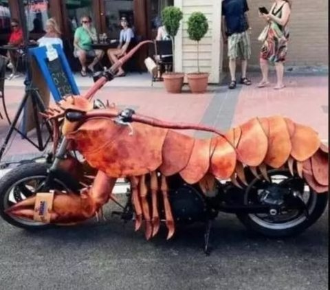 8 Foto Stang Motor yang Dimodifikasi Unik, Justru Bikin Pengendara Repot., Kakek gaya, stang bulat, Bayangkan betapa ribetnya saat berkendara, Tampilannya jadi benar-benar aneh, Yamaha dengan stang Honda, memang unik, Apa gak pegel tuh?, Jok yang tak akan pernah digunakan, Desain lurus lebih praktis, Naik motor jadi susah banget