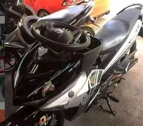 8 Foto Stang Motor yang Dimodifikasi Unik, Justru Bikin Pengendara Repot., Kakek gaya, stang bulat, Bayangkan betapa ribetnya saat berkendara, Tampilannya jadi benar-benar aneh, Yamaha dengan stang Honda, memang unik, Apa gak pegel tuh?, Jok yang tak akan pernah digunakan, Desain lurus lebih praktis, Naik motor jadi susah banget