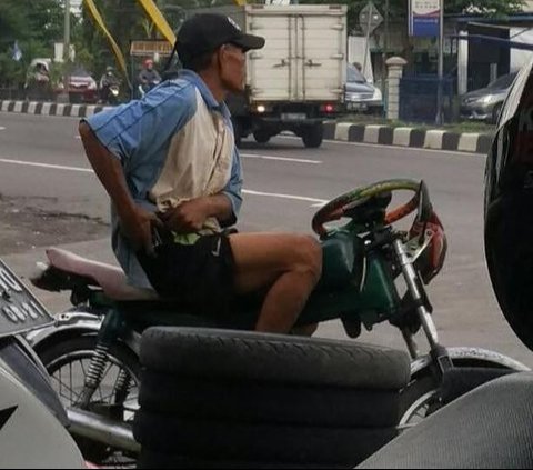 8 Foto Stang Motor yang Dimodifikasi Unik, Justru Bikin Pengendara Repot., Kakek gaya, stang bulat, Bayangkan betapa ribetnya saat berkendara, Tampilannya jadi benar-benar aneh, Yamaha dengan stang Honda, memang unik, Apa gak pegel tuh?, Jok yang tak akan pernah digunakan, Desain lurus lebih praktis, Naik motor jadi susah banget