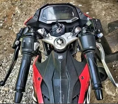 8 Foto Stang Motor yang Dimodifikasi Unik, Justru Bikin Pengendara Repot., Kakek gaya, stang bulat, Bayangkan betapa ribetnya saat berkendara, Tampilannya jadi benar-benar aneh, Yamaha dengan stang Honda, memang unik, Apa gak pegel tuh?, Jok yang tak akan pernah digunakan, Desain lurus lebih praktis, Naik motor jadi susah banget