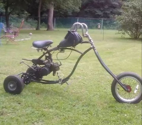 8 Foto Stang Motor yang Dimodifikasi Unik, Justru Bikin Pengendara Repot., Kakek gaya, stang bulat, Bayangkan betapa ribetnya saat berkendara, Tampilannya jadi benar-benar aneh, Yamaha dengan stang Honda, memang unik, Apa gak pegel tuh?, Jok yang tak akan pernah digunakan, Desain lurus lebih praktis, Naik motor jadi susah banget