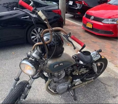 8 Foto Stang Motor yang Dimodifikasi Unik, Justru Bikin Pengendara Repot., Kakek gaya, stang bulat, Bayangkan betapa ribetnya saat berkendara, Tampilannya jadi benar-benar aneh, Yamaha dengan stang Honda, memang unik, Apa gak pegel tuh?, Jok yang tak akan pernah digunakan, Desain lurus lebih praktis, Naik motor jadi susah banget